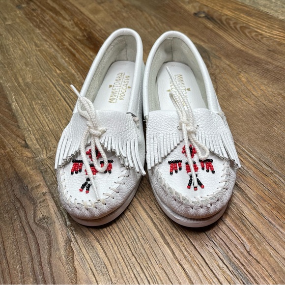 New ~ Minnetonka Women's Thunderbird Boat Moc Smooth Leather - White Size 8 - Picture 2 of 11